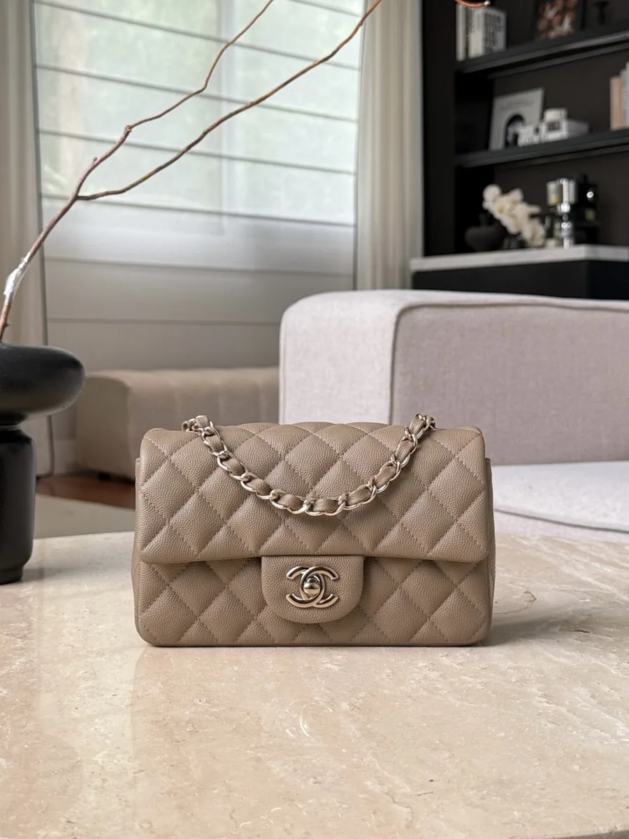 Бежевая стёганая сумка Chanel Classic Flap 20 с золотистой фурнитурой, вид спереди