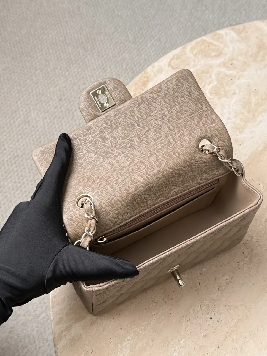 Открытая бежевая сумка Chanel Classic Flap 20, вид на внутреннее отделение