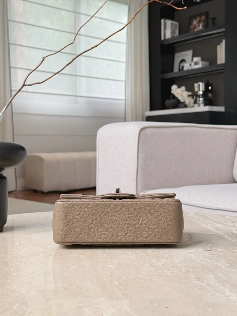 Бежевая сумка Chanel Classic Flap 20, вид снизу