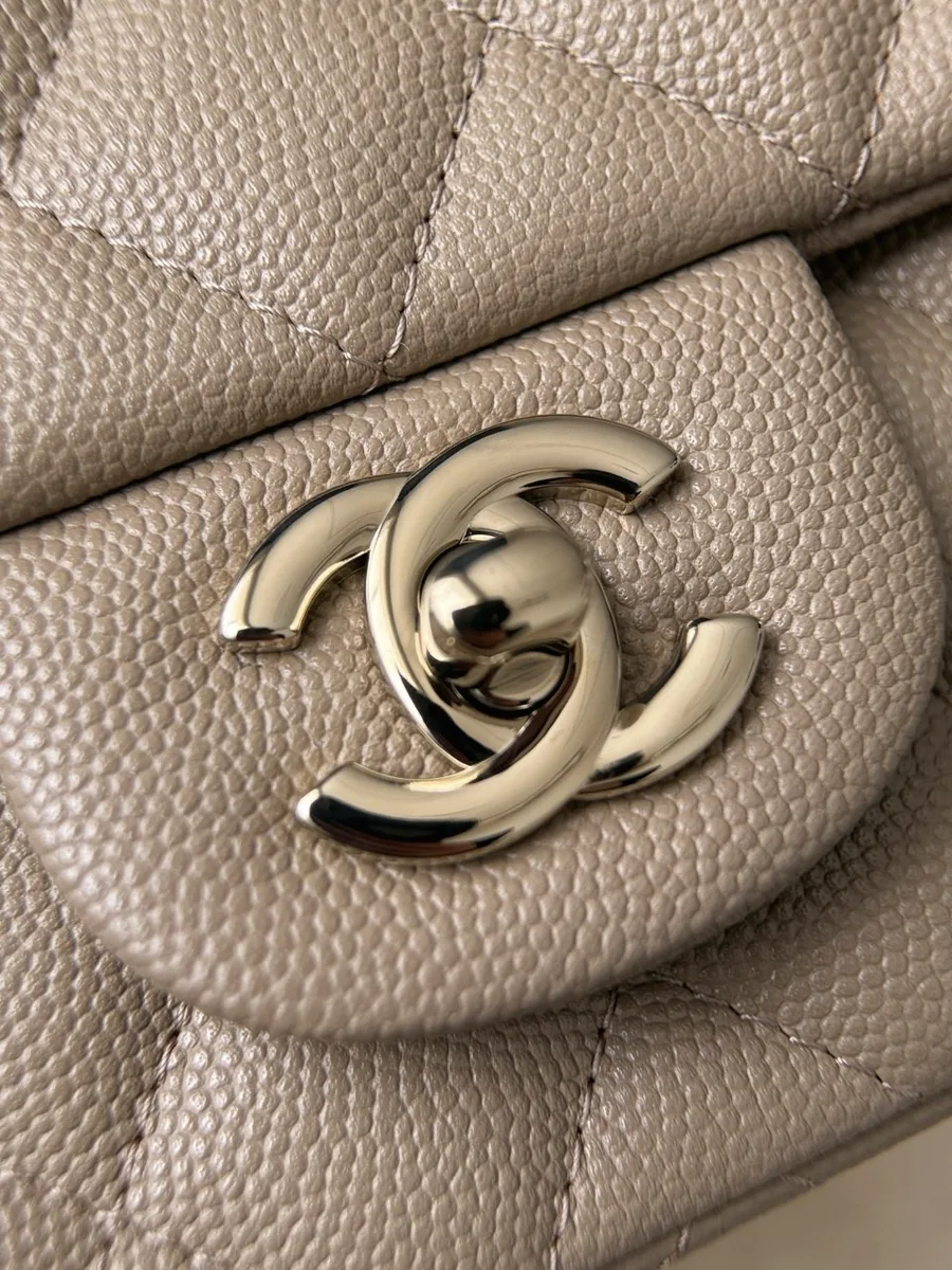 Золотистый поворотный замок CC на бежевой зернистой коже сумки Chanel