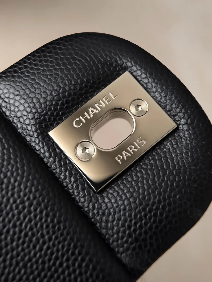 Внутренняя сторона клапана с гравировкой Chanel Paris