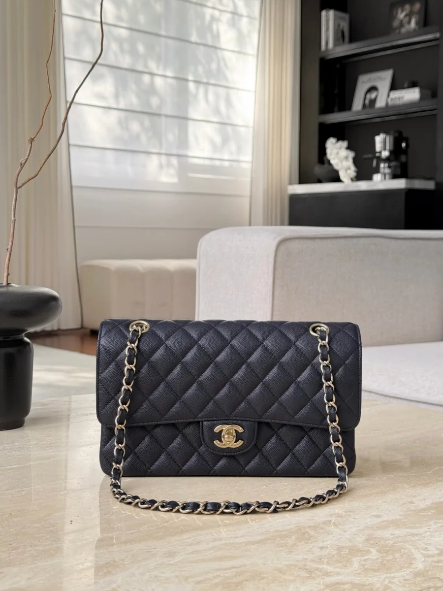 Синяя стёганая сумка Chanel Classic Flap 25 с золотистым замком CC, вид спереди