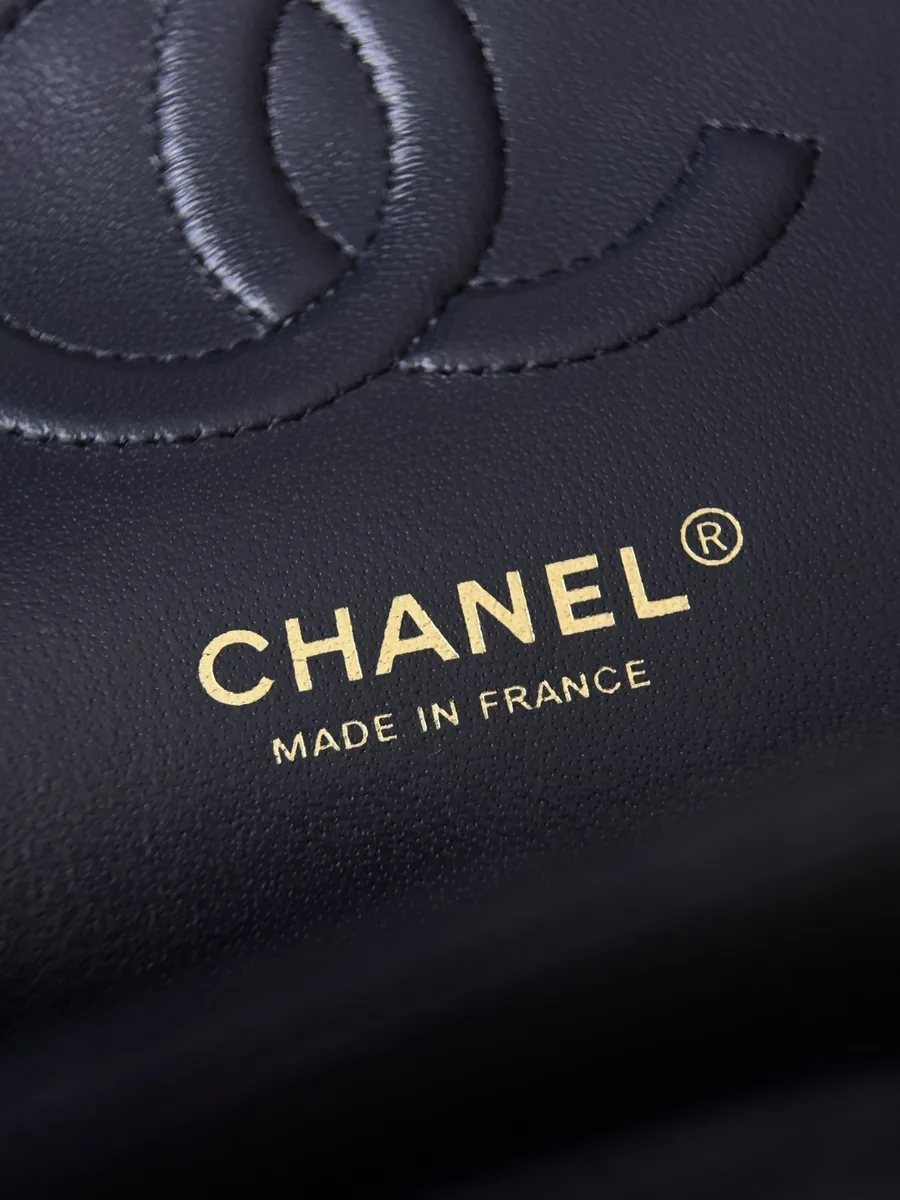 Золотистое тиснение Chanel Made in France на внутренней стороне