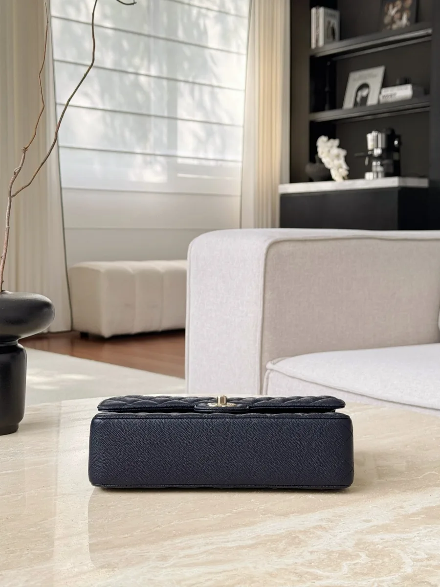 Нижняя часть синей кожаной сумки Chanel Classic Flap