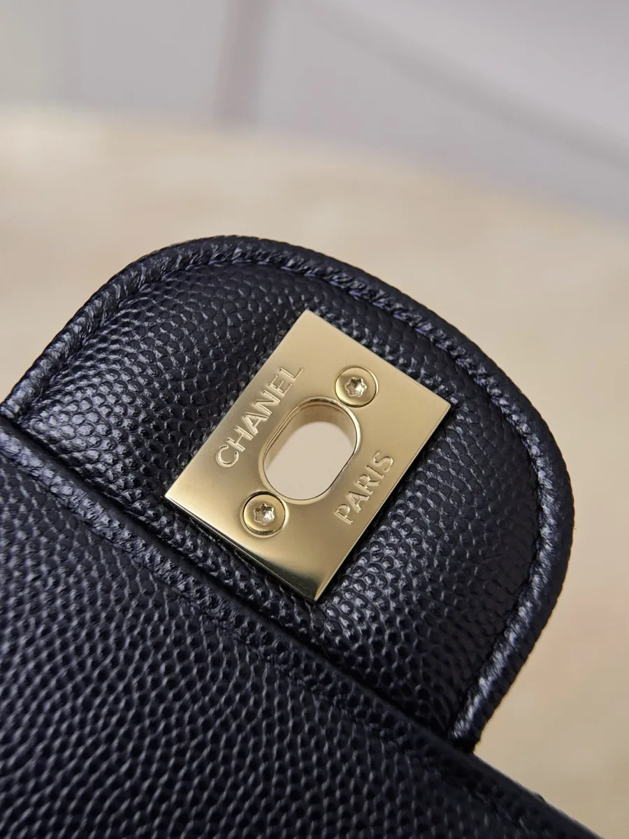 Внутренняя сторона замка с гравировкой Chanel Paris