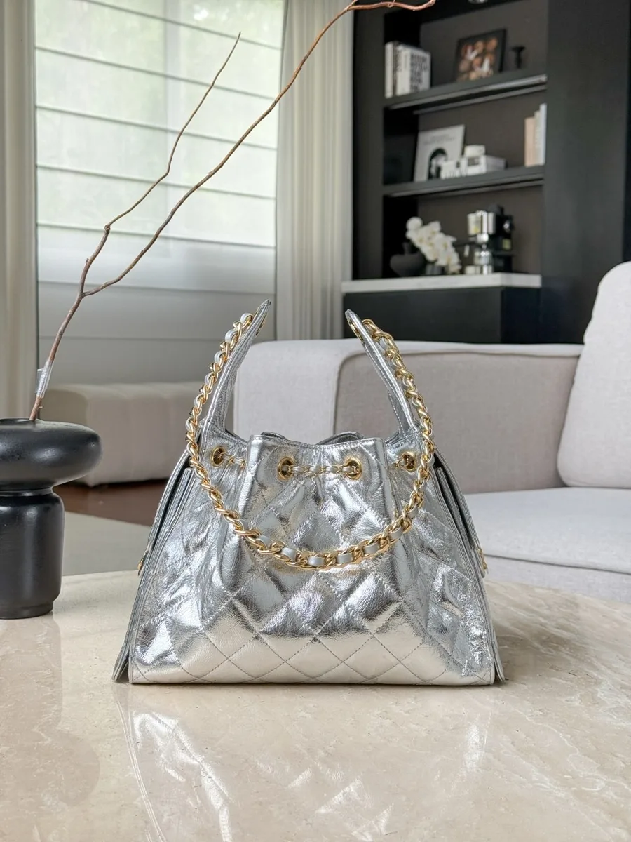 Серебристая сумка-хобо Chanel Hobo, вид сзади с плечевым ремнем-цепочкой