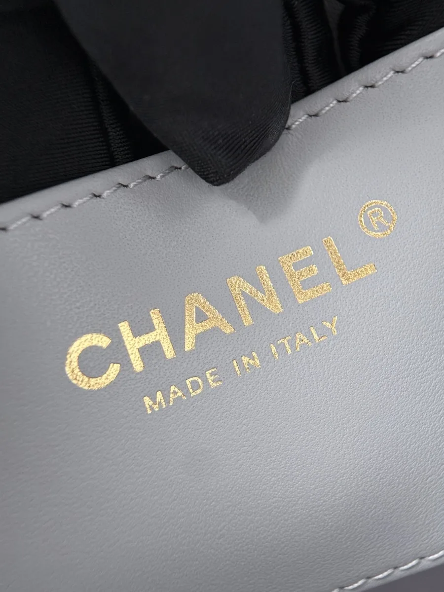 Золотистое тиснение Chanel Made in Italy на внутренней кожаной отделке