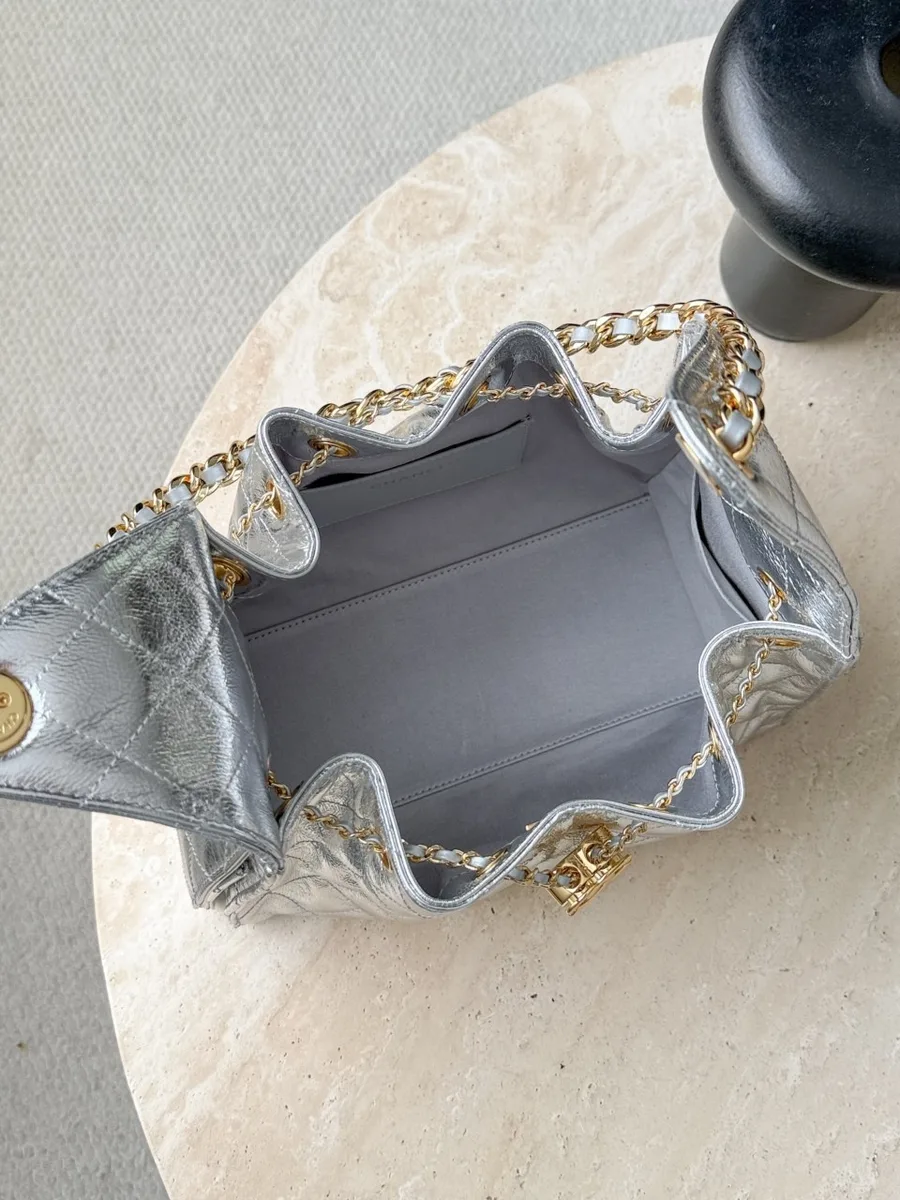 Вид сверху на открытое внутреннее отделение сумки Chanel Hobo
