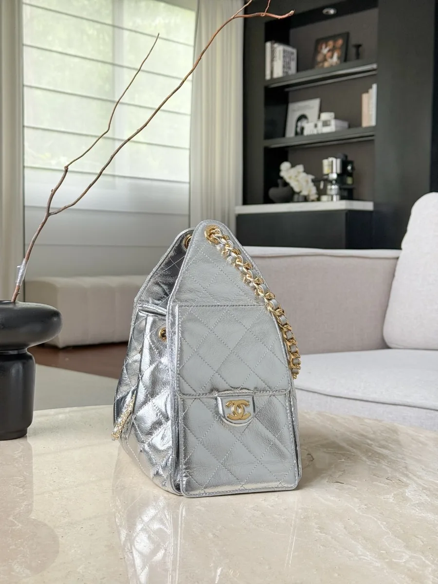 Серебристая сумка-хобо Chanel Hobo, вид сбоку с накладным карманом