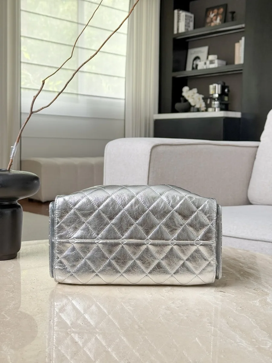 Дно серебристой стеганой сумки-хобо Chanel Hobo с ромбовидной прострочкой