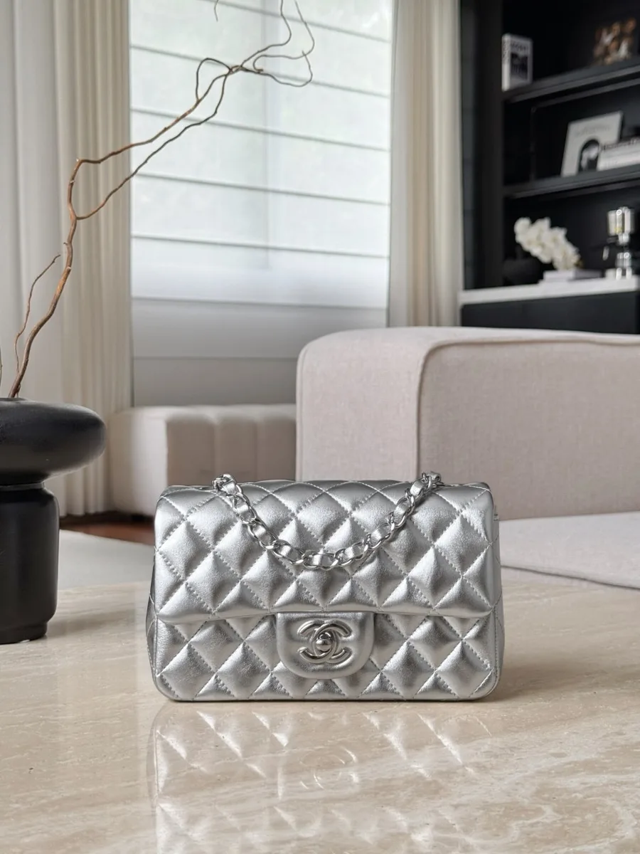 Серебристая стёганая сумка Chanel Classic Flap 20 с серебристой фурнитурой, вид спереди
