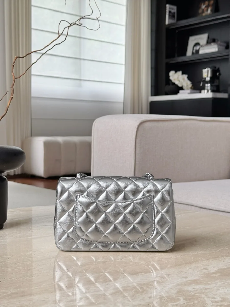 Задняя сторона серебристой сумки Chanel Classic Flap 20 с накладным карманом