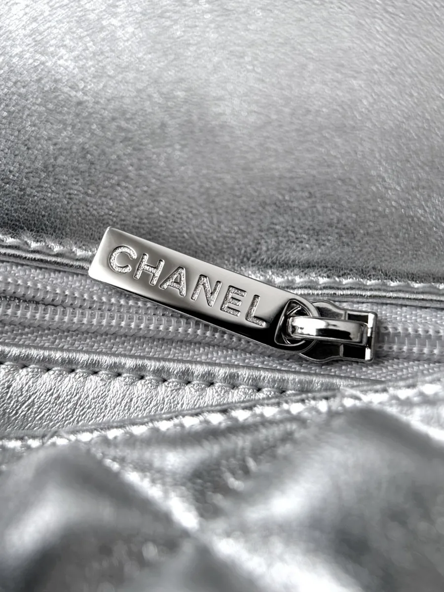 Деталь молнии с гравировкой Chanel на пуллере во внутреннем отделении