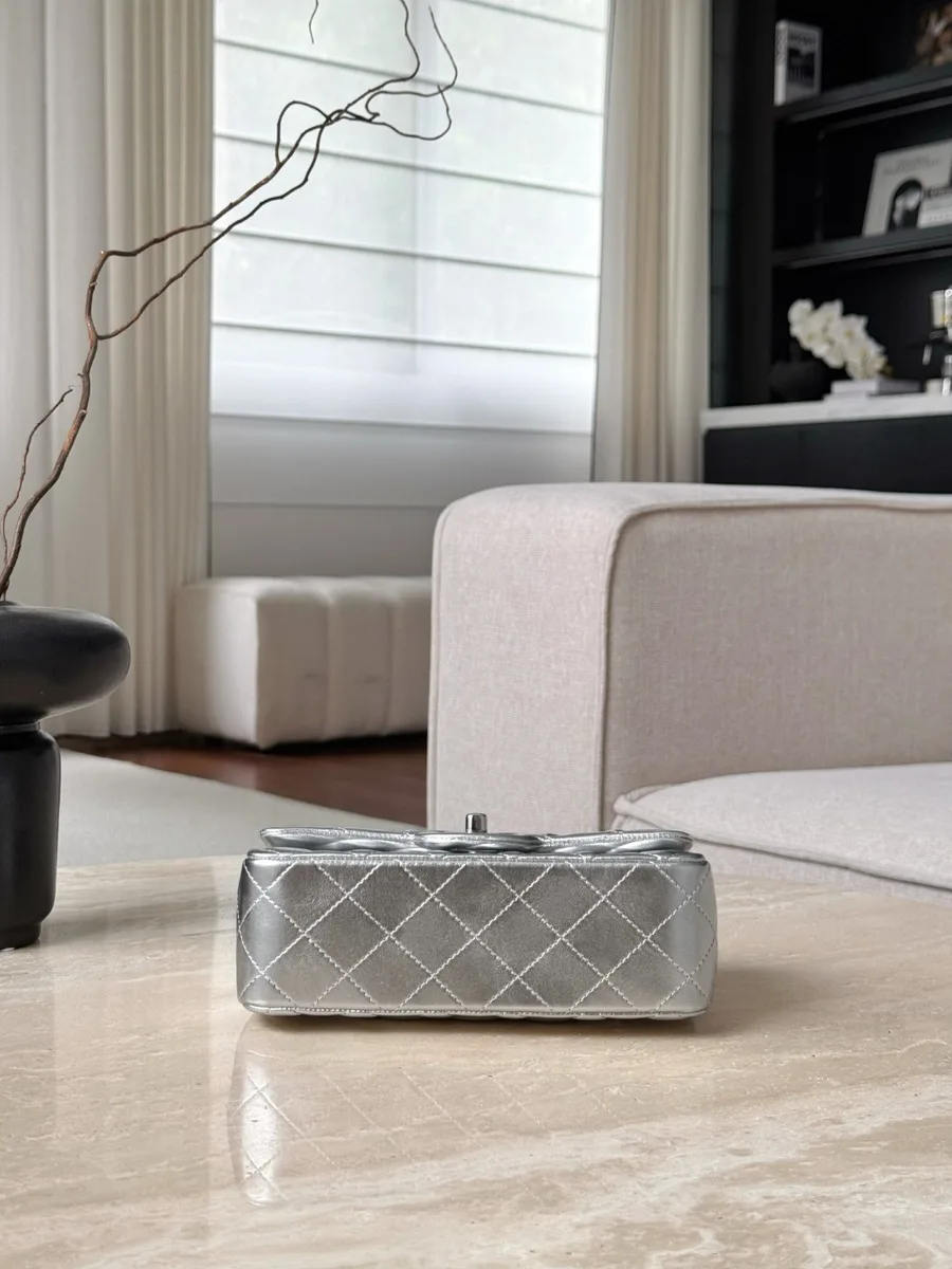 Нижняя часть серебристой сумки Chanel Classic Flap 20 со стёганым узором