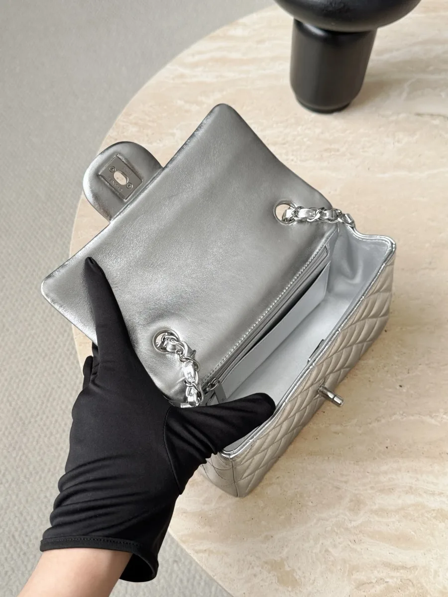 Вид сверху на открытую серебристую сумку Chanel Classic Flap 20 с внутренним отделением