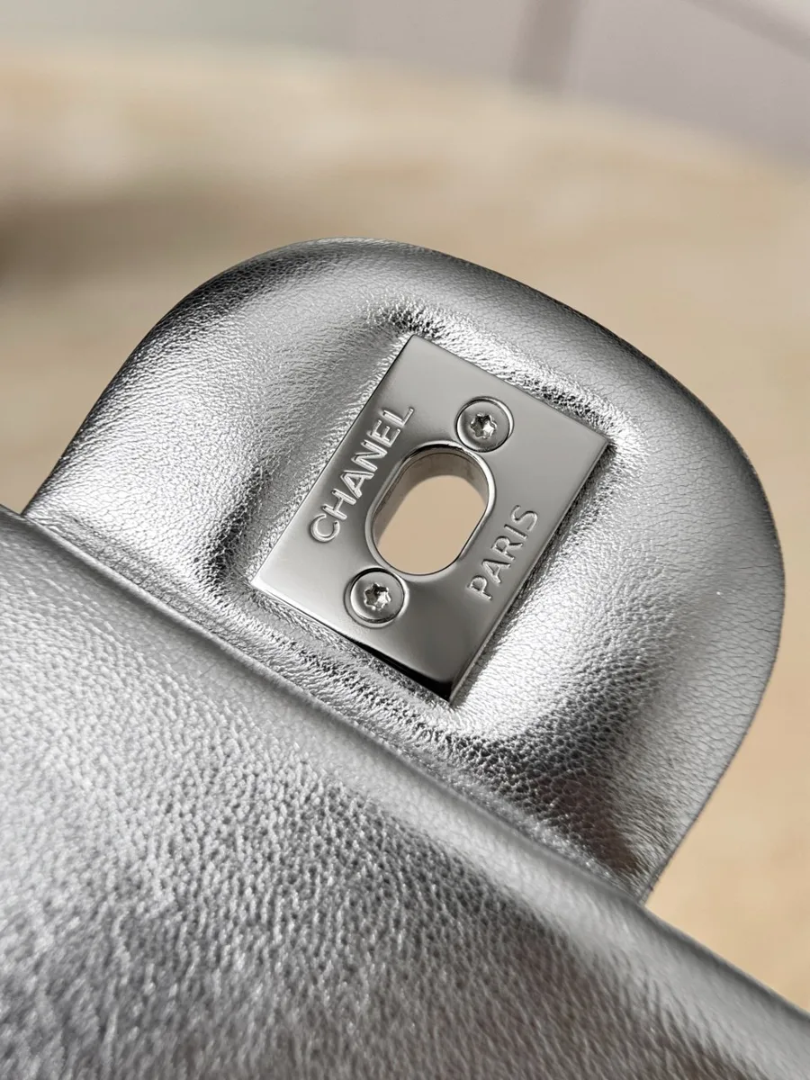 Обратная сторона замка на клапане с гравировкой Chanel Paris