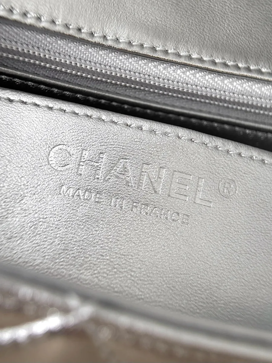 Внутреннее тиснение Chanel Made in France серебристым шрифтом на кожаной подкладке