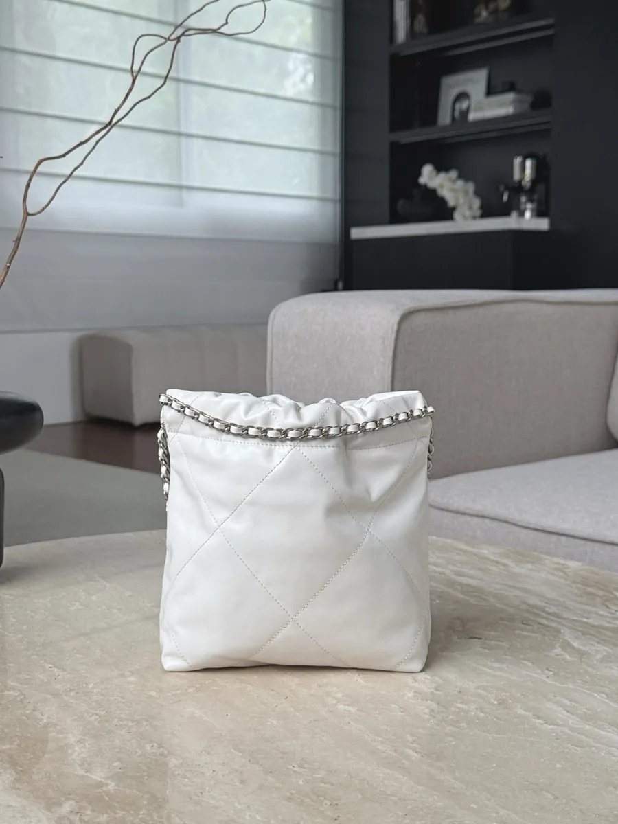 Белая сумка Chanel 22 Mini на столе, вид сзади