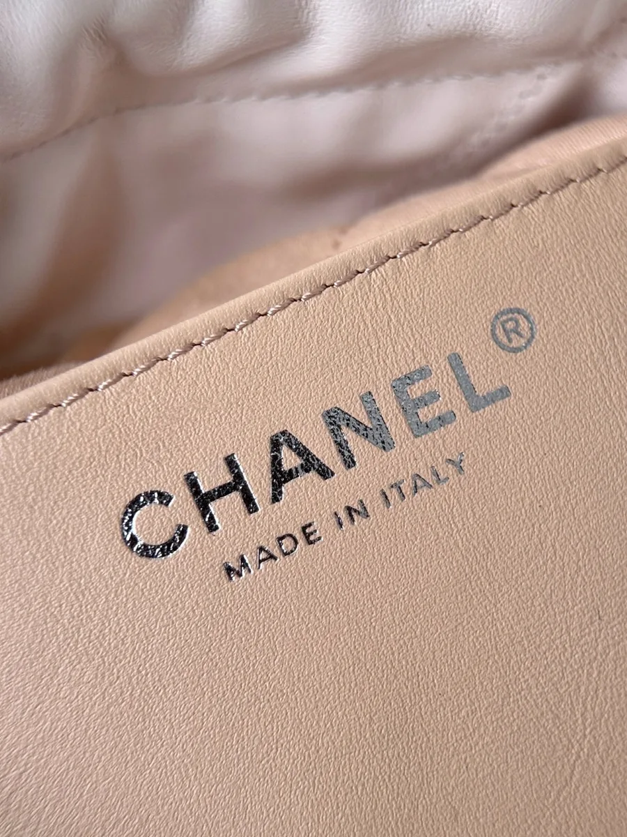 Крупный план внутреннего кожаного ярлыка с тиснением Chanel Made in Italy