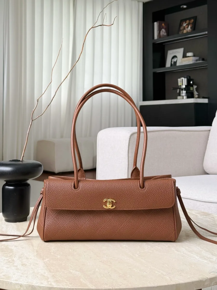 Коричневая сумка Chanel Bowling Bag, вид спереди, золотистая застежка CC