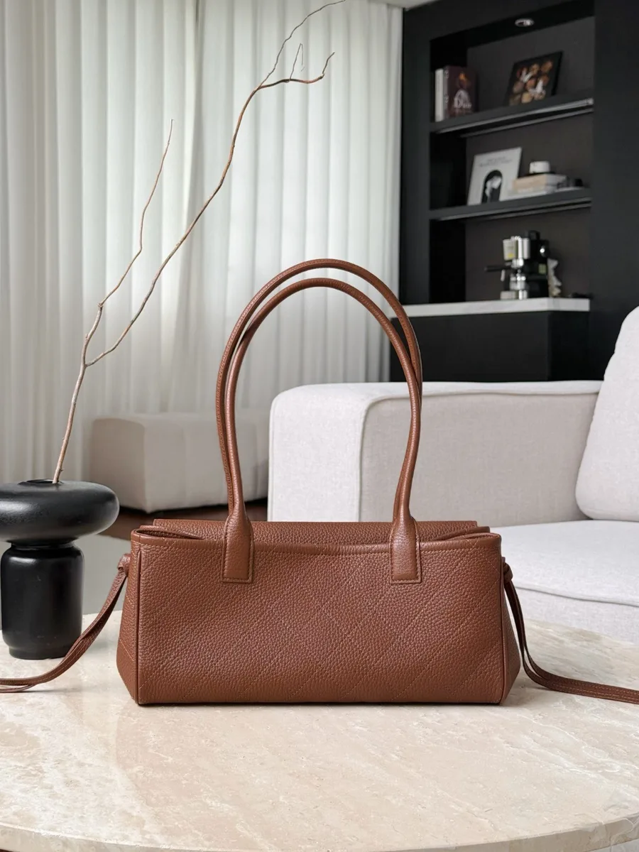 Коричневая сумка Chanel Bowling Bag, вид сзади, длинные кожаные ручки