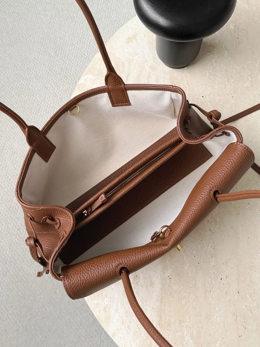 Коричневая сумка Chanel Bowling Bag, вид сверху, открытое отделение на молнии