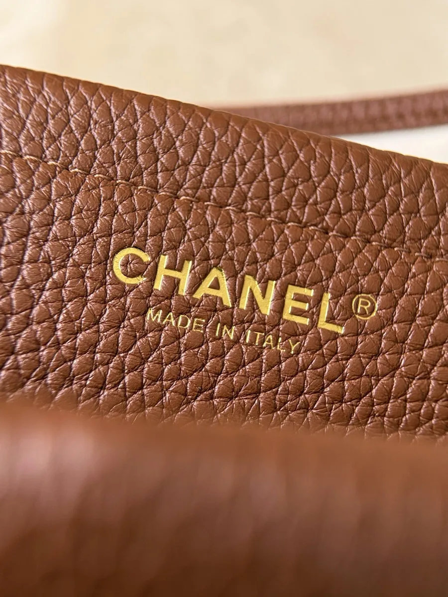 Тисненый золотистый логотип Chanel Made in Italy на внутренней стороне клапана