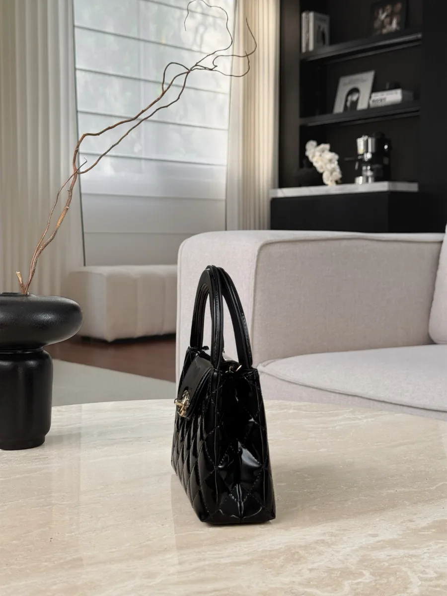 Чёрная лаковая сумка Chanel Kelly Bag, вид сбоку