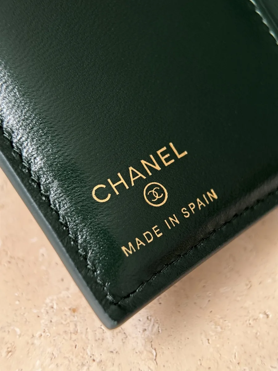 Золотистый штамп Chanel Made in Spain на внутренней кожаной отделке