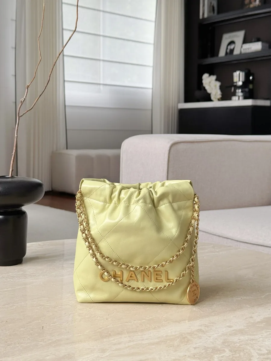 Жёлтая сумка Chanel 22 Mini, вид спереди с цепочкой
