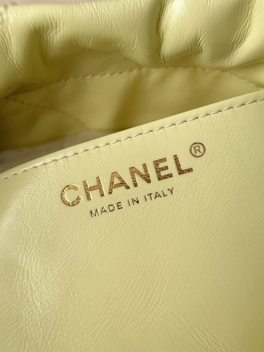 Тиснение Chanel Made in Italy на внутреннем кожаном кармане