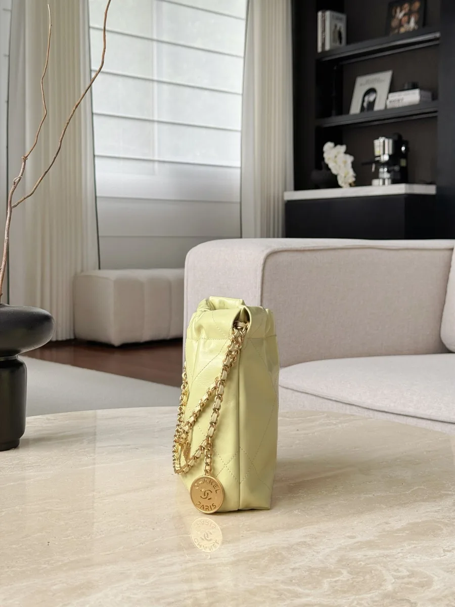 Жёлтая сумка Chanel 22 Mini, вид сбоку