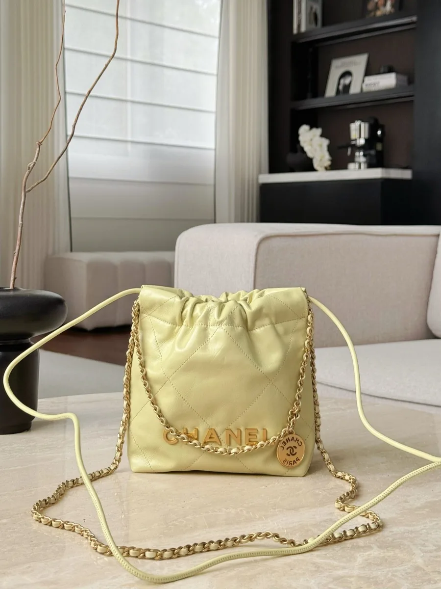 Жёлтая сумка Chanel 22 Mini с расправленным плечевым ремнём