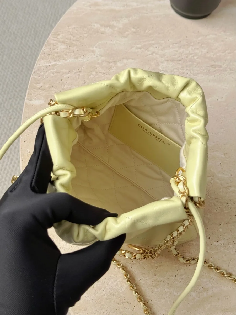 Внутреннее отделение жёлтой сумки Chanel 22 Mini с подкладкой