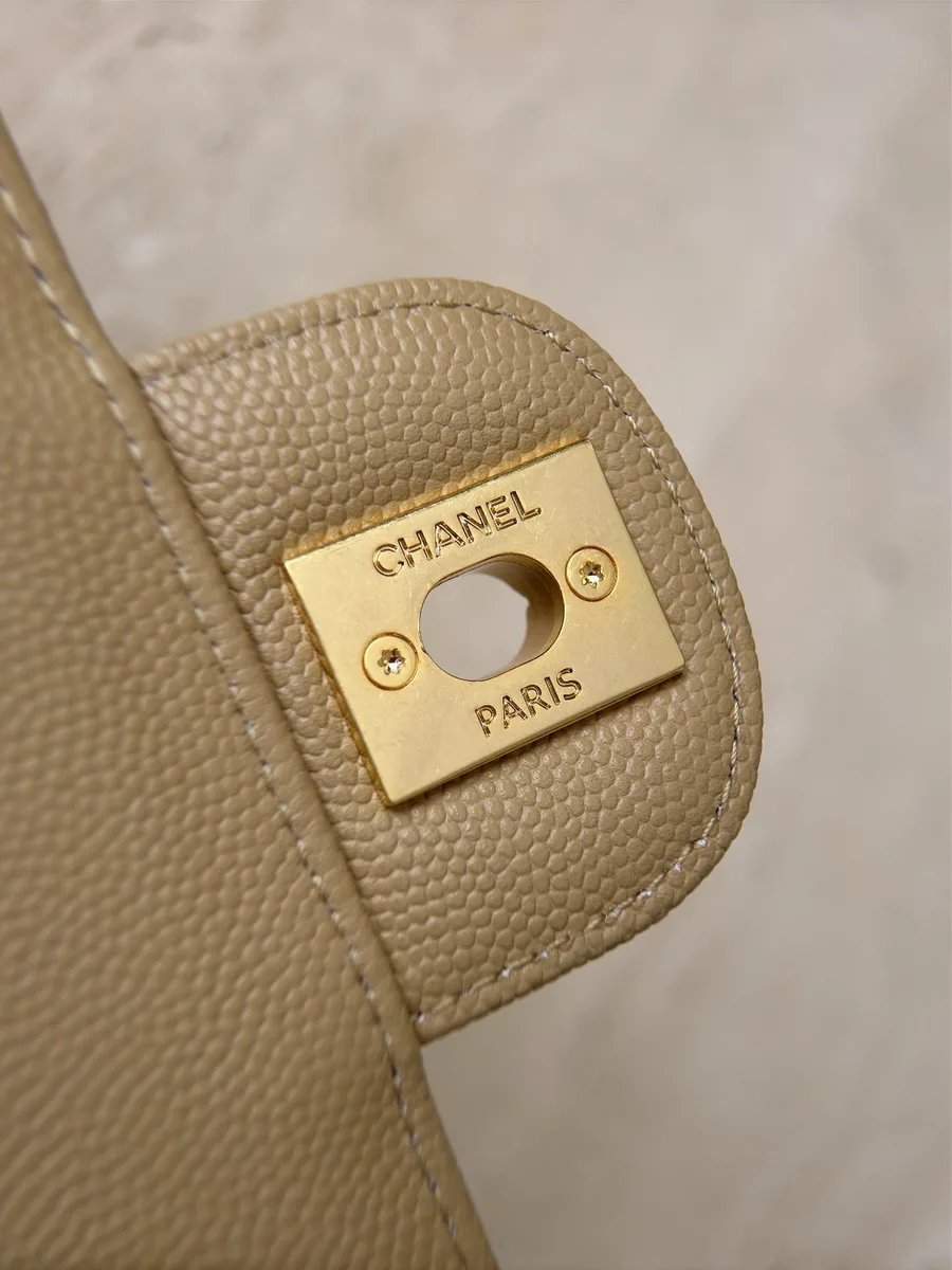 Внутренняя сторона замка с гравировкой Chanel Paris на бежевой коже