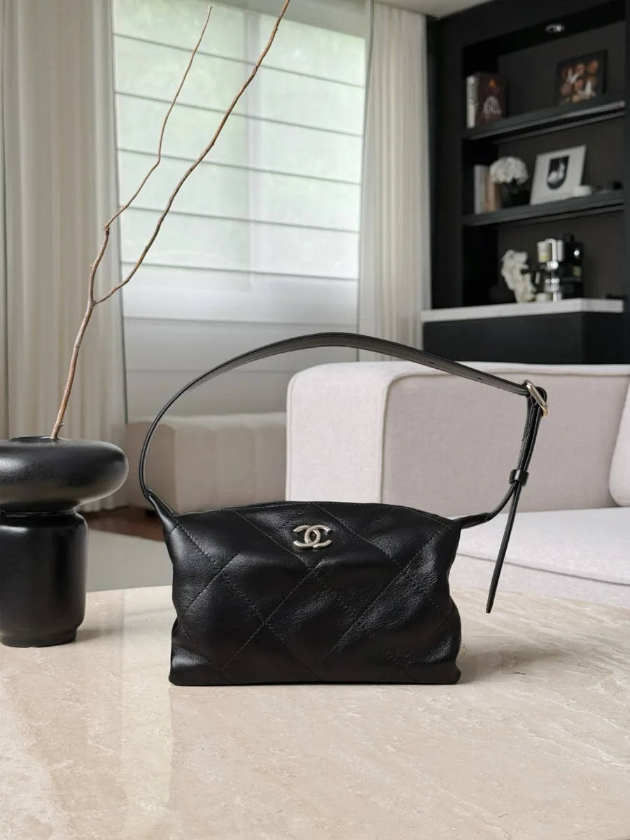 Чёрная сумка-хобо Chanel Hobo, вид спереди