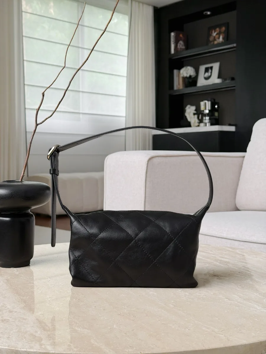Задняя сторона чёрной стёганой сумки Chanel Hobo