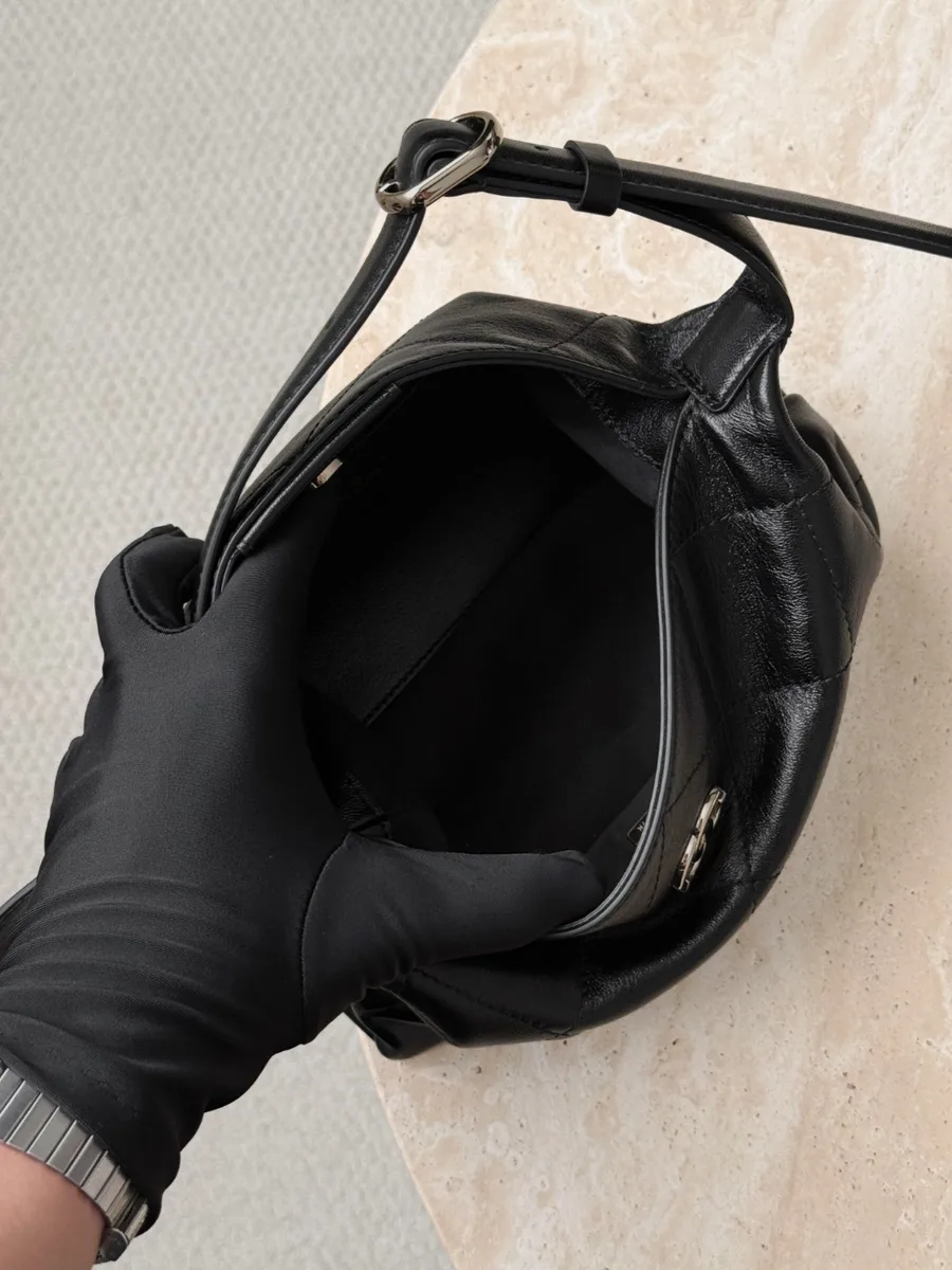 Открытое основное отделение сумки Chanel Hobo с чёрной подкладкой