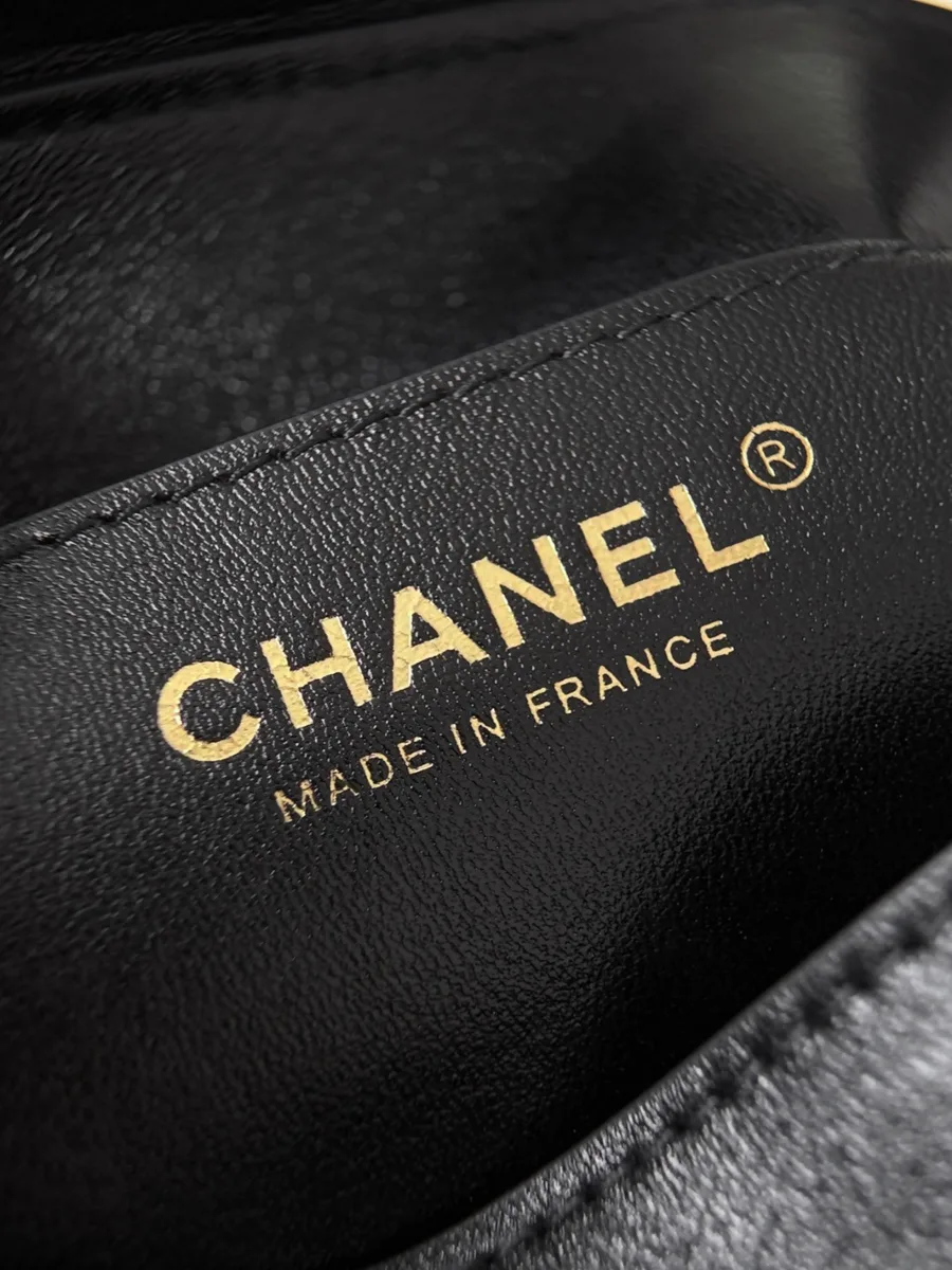 Золотистый фирменный штамп Chanel Made in France внутри сумки