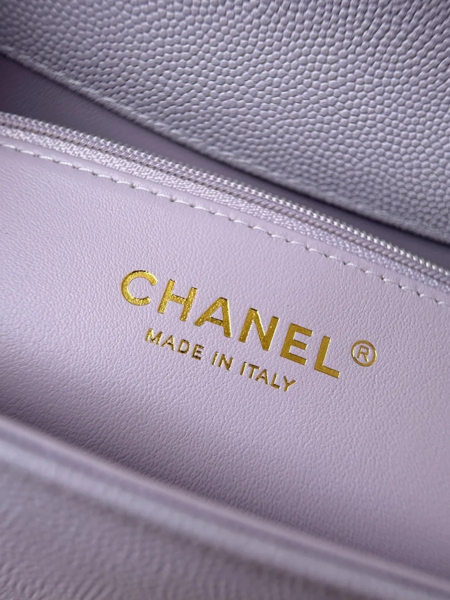 Золотистое тиснение Chanel Made in Italy на внутренней стороне
