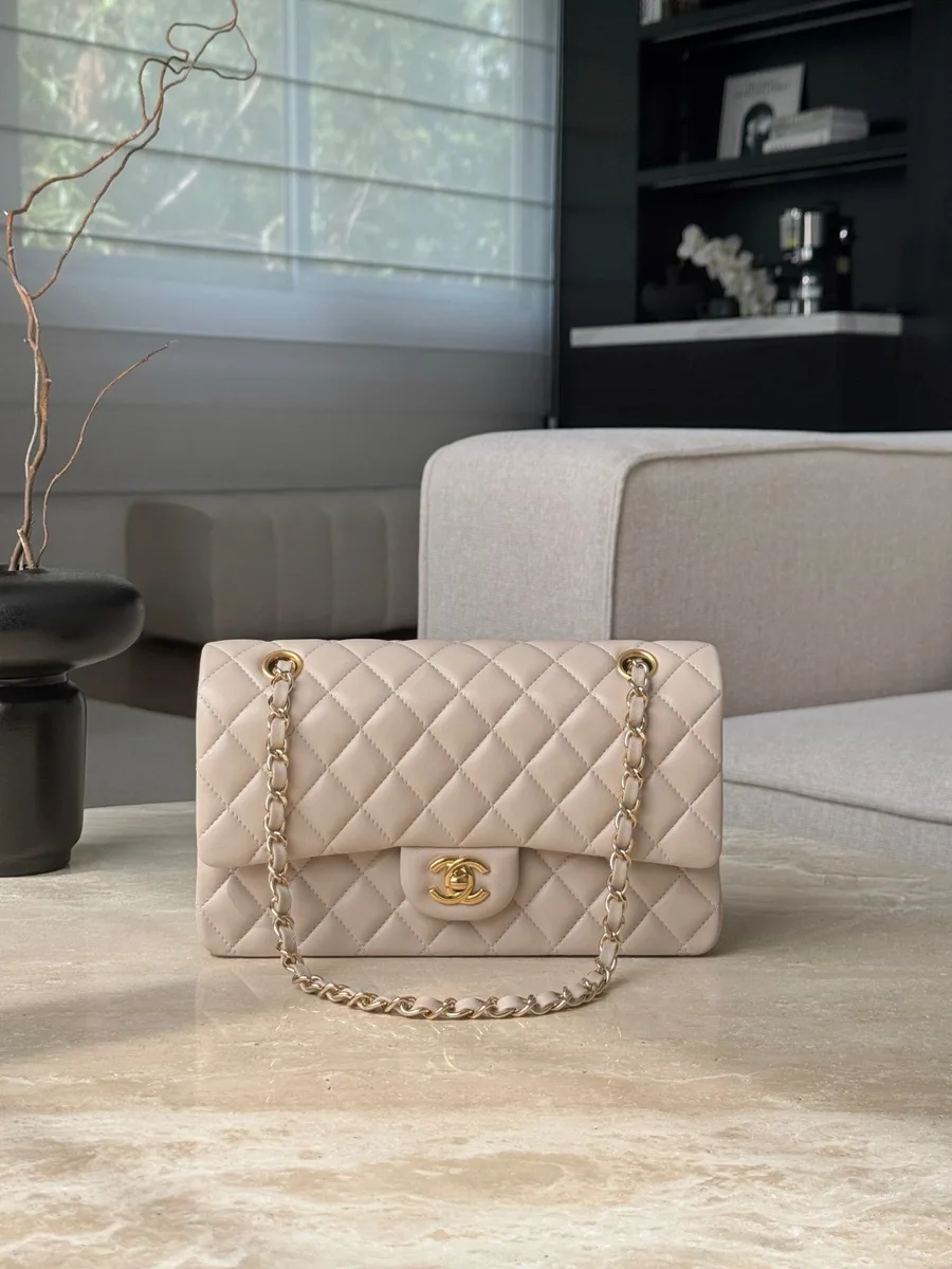 Бежевая стёганая сумка Chanel Classic Flap 25 с золотистым замком CC, вид спереди