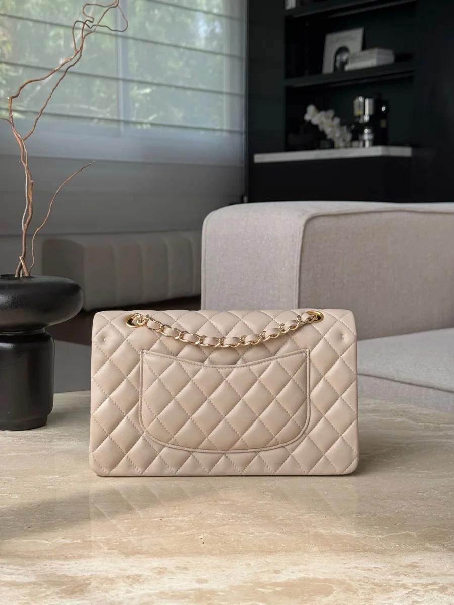 Задняя сторона бежевой сумки Chanel Classic Flap с накладным карманом