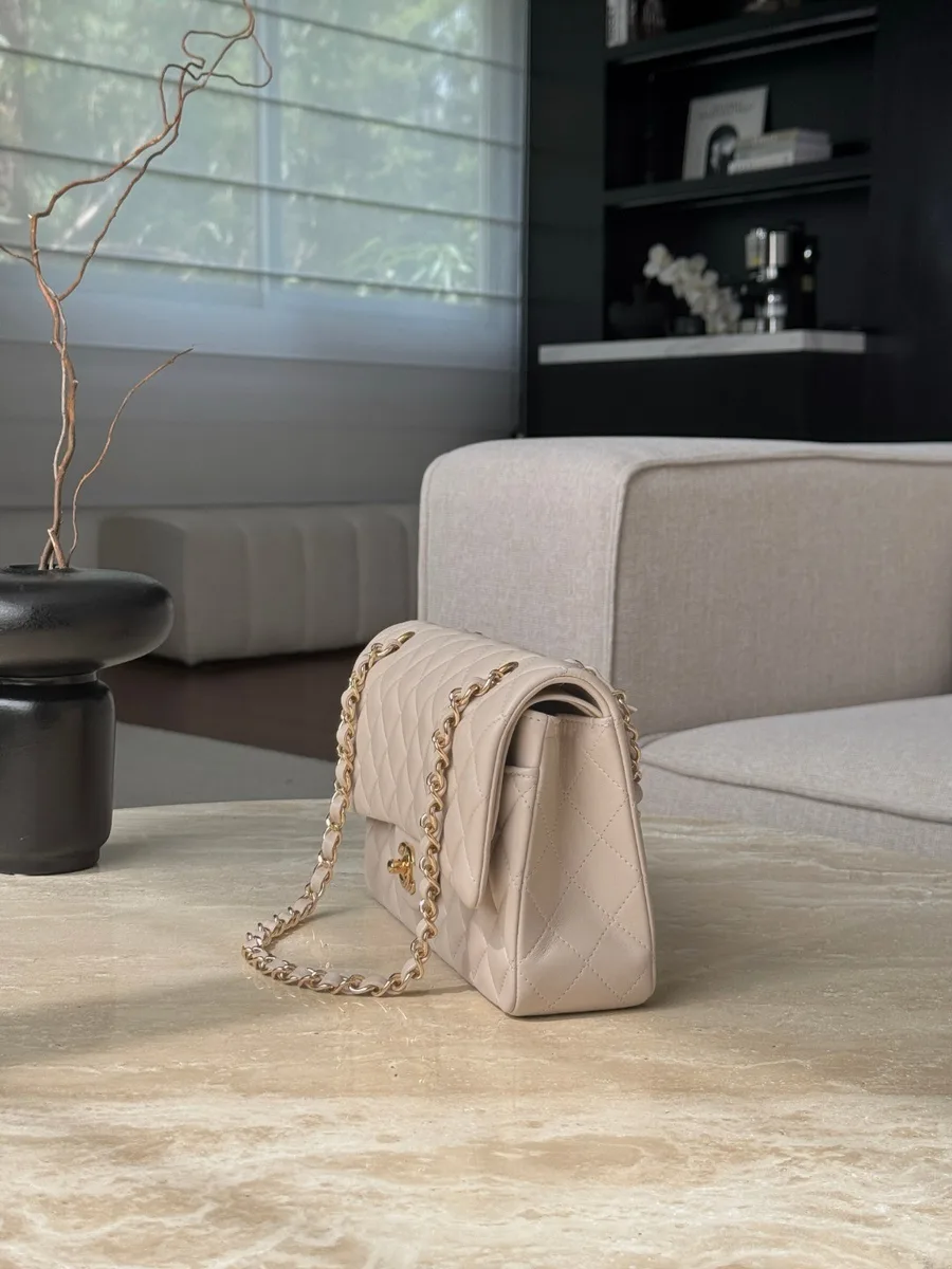 Бежевая кожаная сумка на плечо Chanel Classic Flap 25, вид сбоку