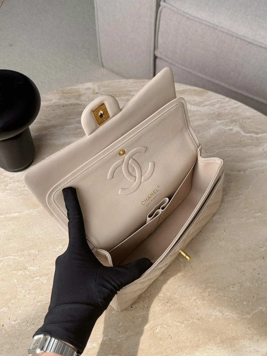 Открытая сумка Chanel Classic Flap с двойным клапаном и внутренним отделением