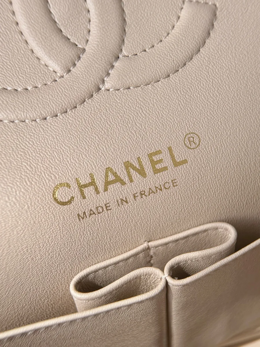 Золотистое тиснение Chanel Made in France на внутренней кожаной отделке