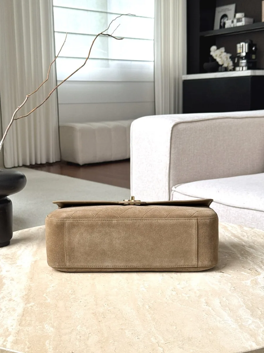 Коричневая замшевая сумка на плечо Chanel Classic Flap, вид снизу