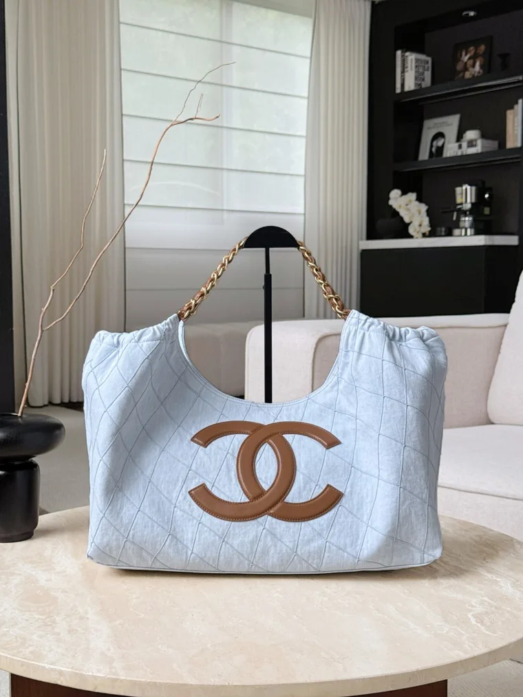 Chanel Голубая джинсовая сумка-тоут с коричневым логотипом CC