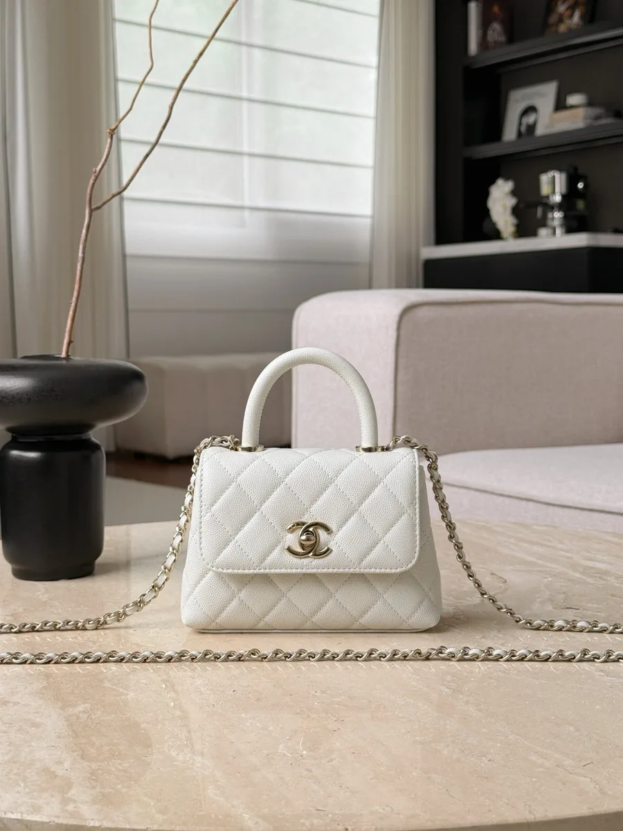 Белая сумка Chanel Coco Handle, вид спереди