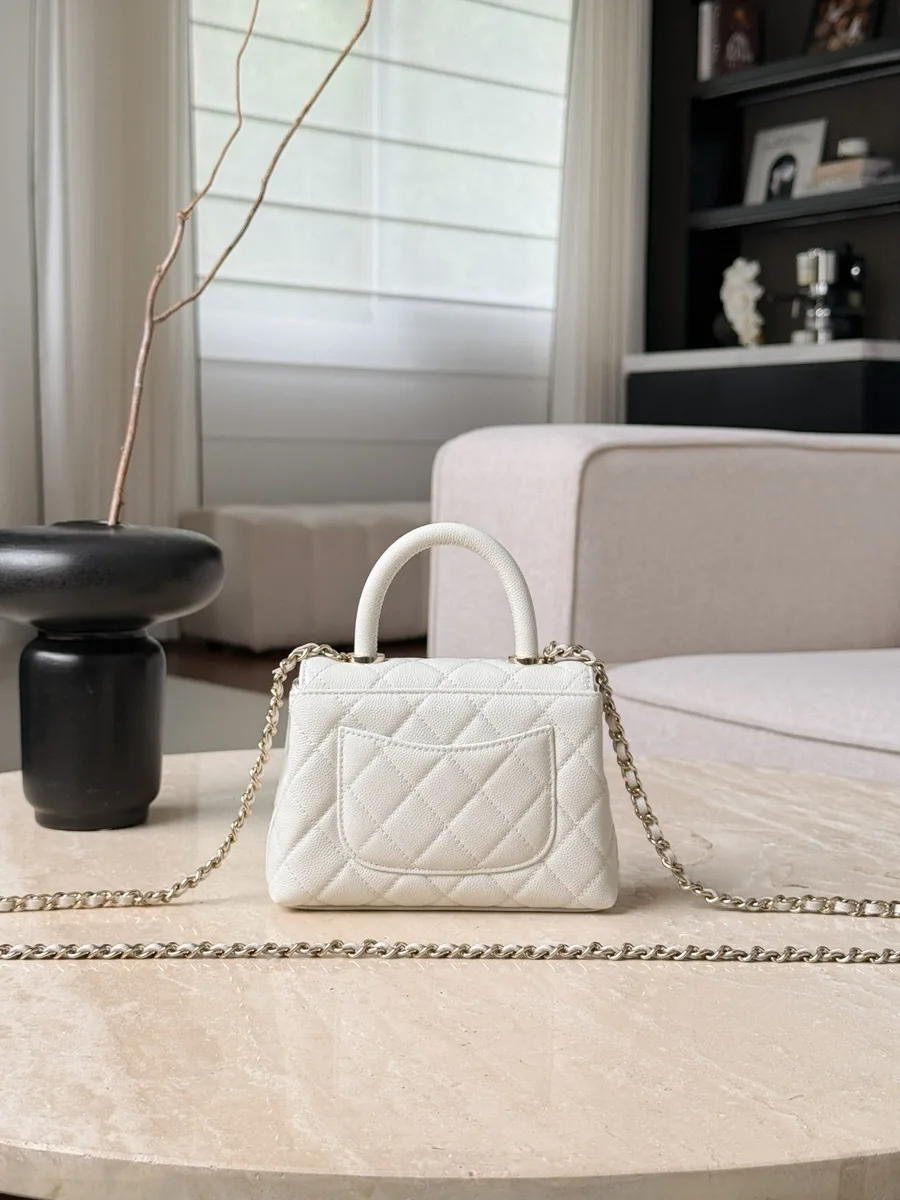 Белая сумка Chanel Coco Handle, вид сзади с карманом