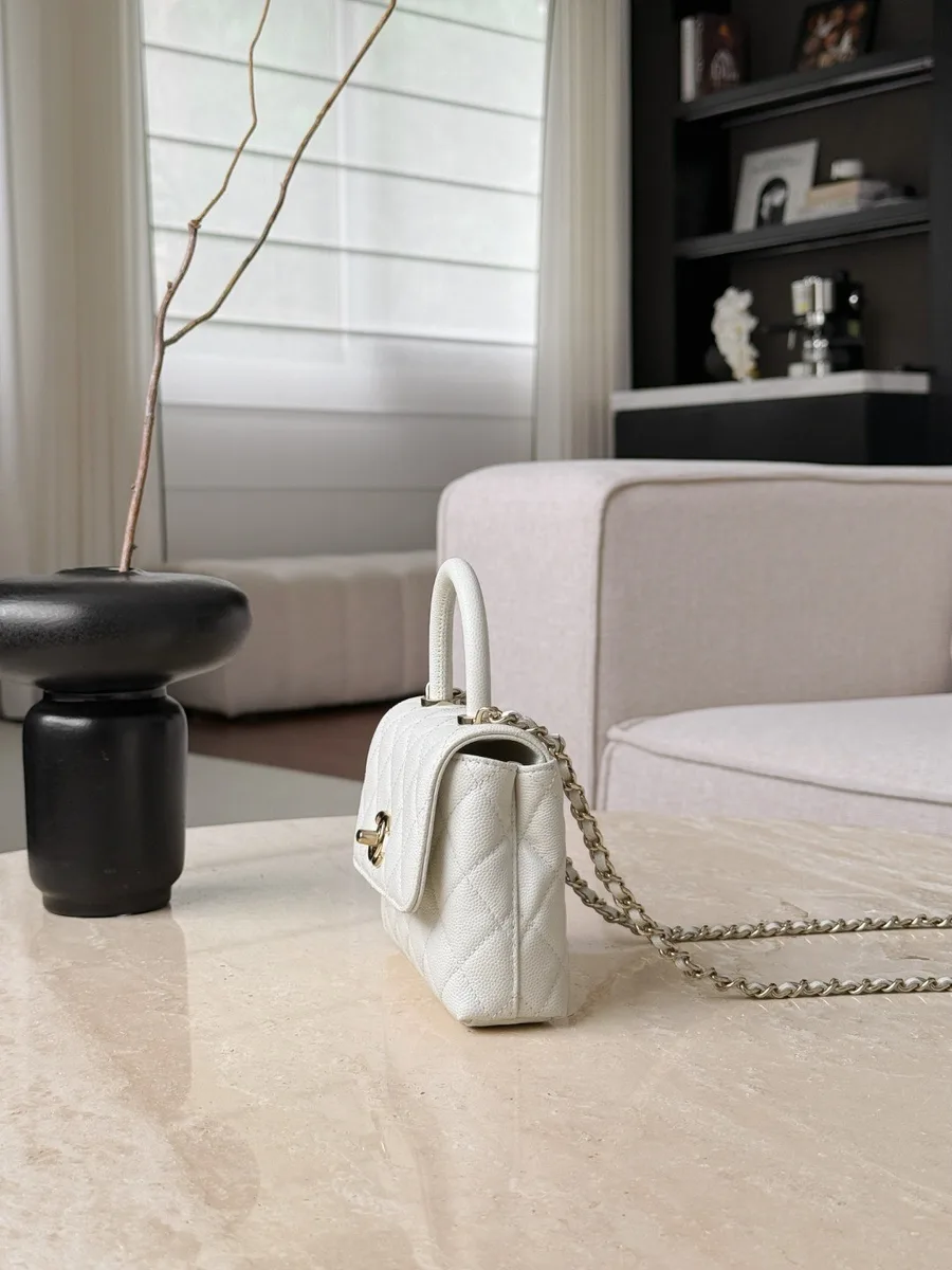 Белая сумка Chanel Coco Handle, вид сбоку